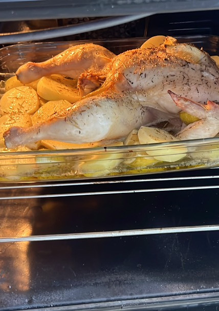 Una foto de Pollo con limón al horno con patatas