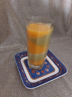 નારંગી & લીલી દ્રાક્ષ કૂલર (Orange Green Grapes Cooler Recipe In Gujarati) રેસીપી મુખ્ય ફોટો