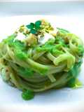 Linguine con crema di piselli, gamberi e ricotta