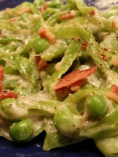 A picture of Peas with Creamy Bacon Sauce.