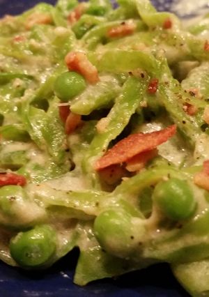 A picture of Peas with Creamy Bacon Sauce.