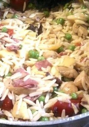 A picture of Italian orzo pasta salad.