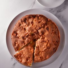 A picture of My Fluffy Vanilla Apple Cake.