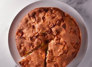 A picture of My Fluffy Vanilla Apple Cake.