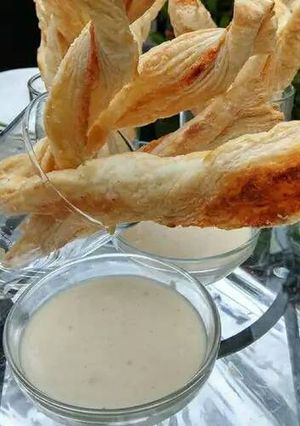 A picture of Fondue Sauce with Cheese Chilli Twist.