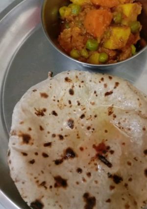 A picture of Aloo gajar matar ki sabzi.