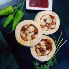 A picture of Chicken cheesy bread discs👌😋.