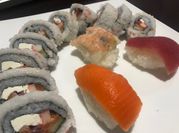 Una foto de sushi de pescado