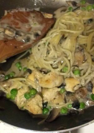 A picture of Chicken and mushroom spaghetti.