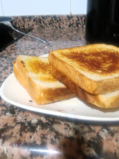 Una foto de Sándwich caliente de queso y bacon