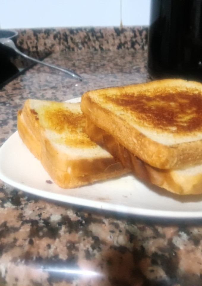 Una foto de Sándwich caliente de queso y bacon
