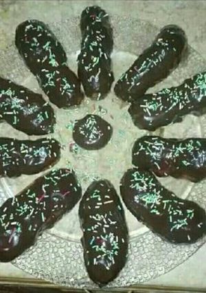 صورة لوصفة اكلير مغطي بصوص الشيكولاته ومحشو بالكاسترد