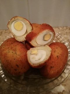 Una foto de Croquetas de patatas con queso y huevos guisados