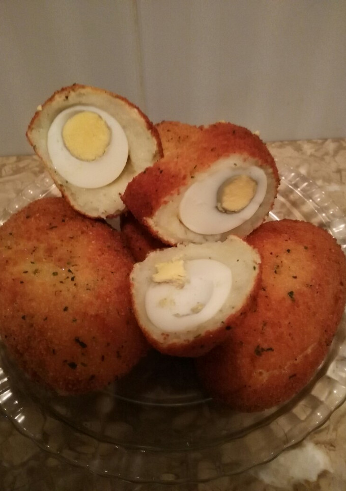 Una foto de Croquetas de patatas con queso y huevos guisados
