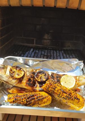 Una foto de Lubina a la brasa con mazorcas