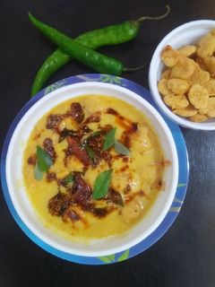 गुजराती कढ़ी पकौड़ा (Gujarati Kadhi Pakoda recipe in Hindi) रेसिपी मुख्य फोटो