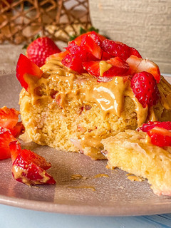 Una foto de Mug cake de limón y fresas