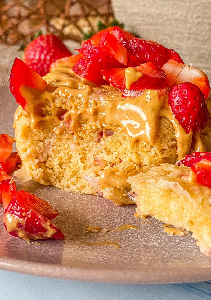 Una foto de Mug cake de limón y fresas