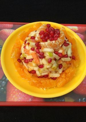A picture of Fruit salad cake.
