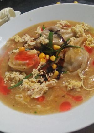 A picture of Wonton corn soup.