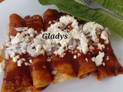 Una foto de enchiladas de pollo y queso
