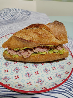 Una foto de Bocadillo de guacamole y atún