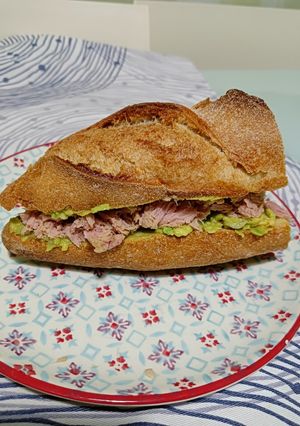 Una foto de Bocadillo de guacamole y atún