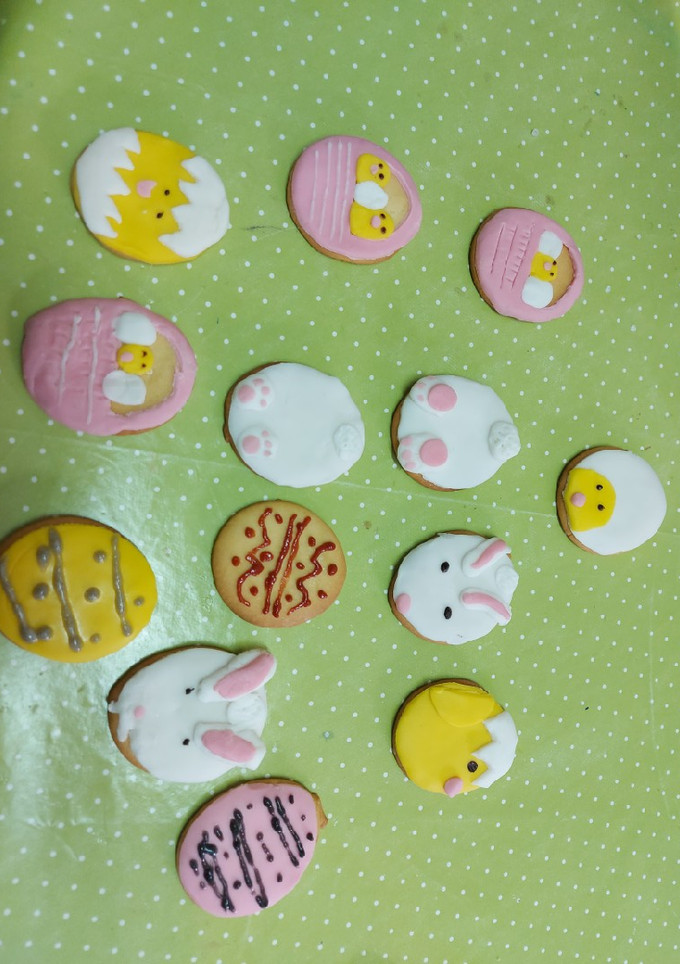 Una foto de Galletas de Pascua con fondant