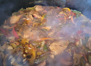 Una foto de Pollo al disco con cerveza rubia