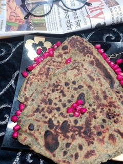 बथुआ आलू का तिकोना पराठा (Bathua aloo ka tikona paratha recipe in hindi) रेसिपी मुख्य फोटो