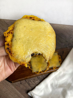 Una foto de Arepas de elote con queso