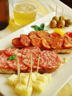 Una foto de Tostadas con fiambres