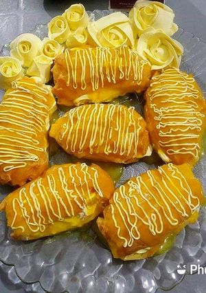 A picture of Mango Eclairs.