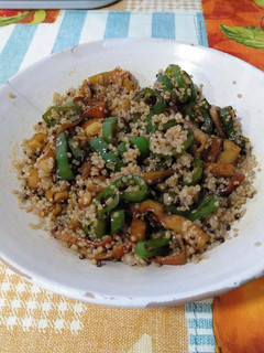 Una foto de Quinoa con salteado de surimi al ajillo y pimiento verde
