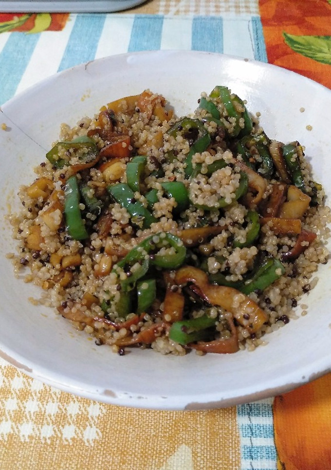 Una foto de Quinoa con salteado de surimi al ajillo y pimiento verde