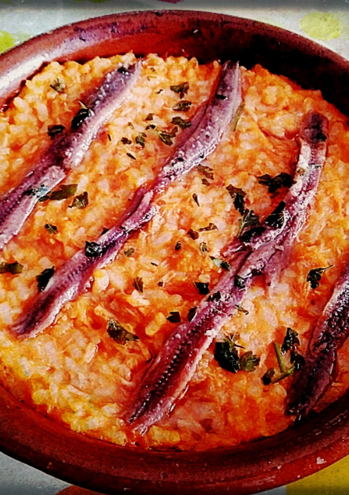 Una foto de Arroz al horno con anchoas y atún