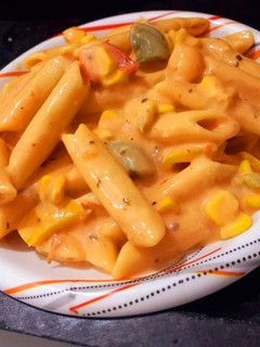 મખની ગ્રેવી ચીઝ પાસ્તા (Makhani Gravy Cheese Pasta Recipe In Gujarati) રેસીપી મુખ્ય ફોટો