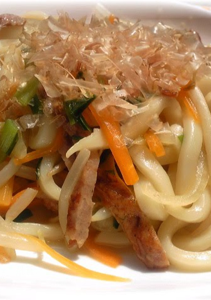 A picture of Simple Soy Sauce Flavored Stir Fried Udon.