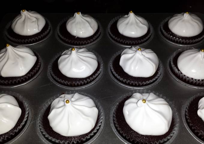 dark chocolate cupcakes w/ marshmallow frosting! yummmy :))