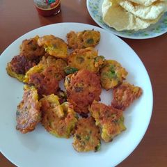A picture of Aloo piyaz kae bhajiya.