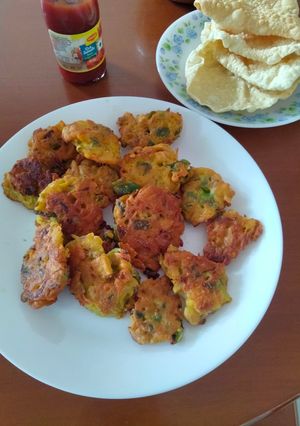 A picture of Aloo piyaz kae bhajiya.