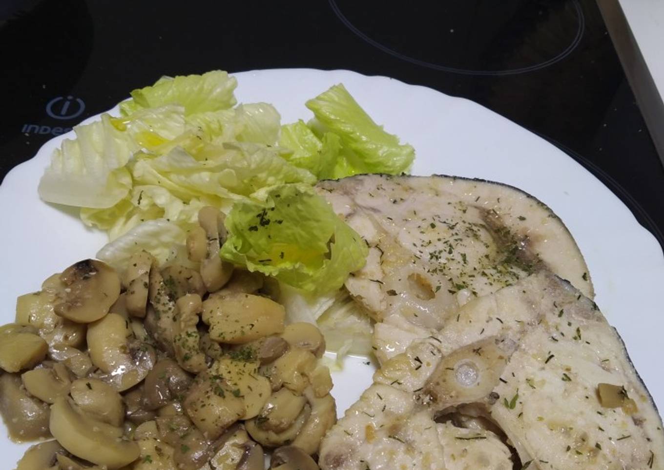 Emperador a la plancha con champiñones al ajillo