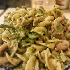 A picture of Grilled Chicken & Broccoli Alfredo.