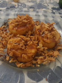 Una foto de Medallones de queso de cabra con cebolla crujiente y caramelo