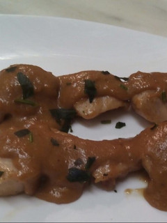 Una foto de Brochetas de pollo satay con salsa de cacahuete