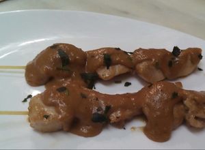 Una foto de Brochetas de pollo satay con salsa de cacahuete
