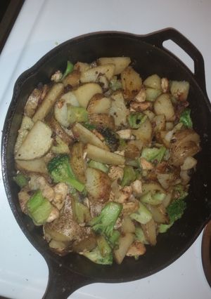 A picture of Potatoe chicken and broccoli mix!.