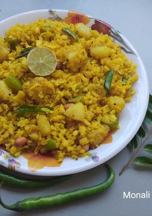 आलू पोहा (aloo poha recipe in Hindi) रेसिपी मुख्य फोटो