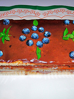 Una foto de Tarta con crema de cacao y arándanos frescos fácil