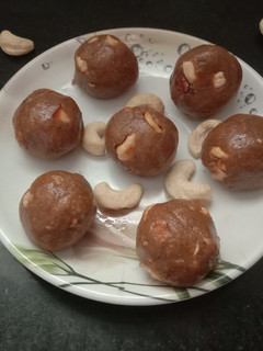 வால்நட் முந்திரி லட்டு (Walnut munthiri ladoo recipe in tamil) செய்முறை முக்கிய புகைப்படம்